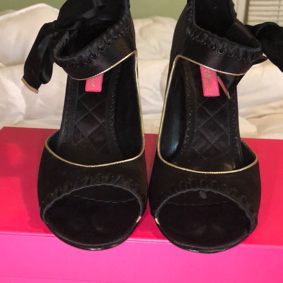 Shoes - Picture 2 of 4